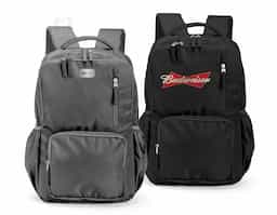 Mochila de design ágil, feita em poliéster impermeável e pronta para encarar qualquer rotina. Com capacidade máxima de 18 litros, o compartimento interno traz uma divisória ideal para guardar notebooks de até 15,6 polegadas. Além disso, conta com três bolsos frontais em diferentes tamanhos e outros dois, posicionados nas laterais, com elástico. As alças e região das costas possuem revestimento em espuma respirável para maior conforto durante o uso.