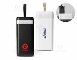 Carregador portátil em plástico com capacidade de 20.000mAh. Possui quatro cabos integrados com saídas Lightning, USB-C, Micro-USB e USB, duas entradas (USB-A e USB-C), painel de LED numérico, lanterna frontal e alça em couro sintético. Acompanha cabo USB-C para recarga.