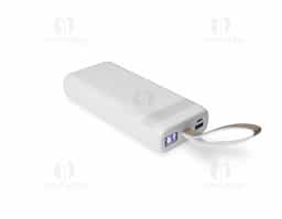 Carregador portátil em plástico com capacidade de 20.000mAh. Possui quatro cabos integrados com saídas Lightning, USB-C, Micro-USB e USB, duas entradas (USB-A e USB-C), painel de LED numérico, lanterna frontal e alça em couro sintético. Acompanha cabo USB-C para recarga.