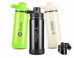 Esta garrafa térmica em inox com capacidade de 550ml permite conservar a temperatura de líquidos por mais tempo graças à sua estrutura de parede dupla e isolamento a vácuo. Sua tampa rosqueável plástica conta com um protetor de bocal e alça fixa. Além disso, acompanha um protetor removível em silicone para a base da garrafa.