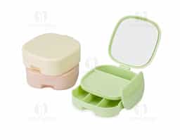 Este porta-joias feito em plástico é uma ótima opção para guardar objetos delicados com segurança. O organizador conta com espaço interno com dois compartimentos de tamanhos distintos e uma gaveta com três divisórias. Além disso, possui um espelho na parte interna da tampa, o que destaca sua versatilidade. Acompanha um pente compacto.