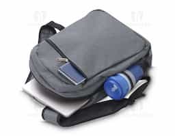 Mochila para notebook confeccionada em tecido poliéster 300D de alta qualidade. Possui compartimento principal com divisória acolchoada para notebook, bolsos frontais com zíper para acessórios, alças ajustáveis e acolchoadas, além de alça de mão reforçada. Ideal para uso diário, trabalho, estudos ou viagens.