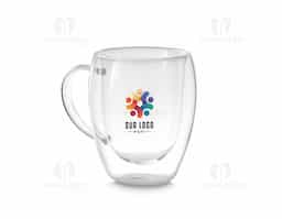 Caneca de vidro borossilicato com parede dupla, resistente a choques térmicos. Design elegante que mantém a temperatura da bebida por mais tempo, sem queimar as mãos. Ideal para bebidas quentes ou frias, possui capacidade de até 350ml. Transparente, moderna e perfeita para uso no dia a dia ou como brinde corporativo.