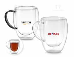 Caneca de vidro borossilicato com parede dupla, resistente a choques térmicos. Design elegante que mantém a temperatura da bebida por mais tempo, sem queimar as mãos. Ideal para bebidas quentes ou frias, possui capacidade de até 350ml. Transparente, moderna e perfeita para uso no dia a dia ou como brinde corporativo.