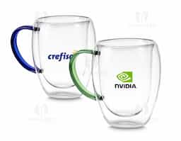 Caneca de vidro borossilicato com parede dupla, resistente a choques térmicos. Design elegante que mantém a temperatura da bebida por mais tempo, sem queimar as mãos. Ideal para bebidas quentes ou frias, possui capacidade de até 350ml. Transparente, moderna e perfeita para uso no dia a dia ou como brinde corporativo.