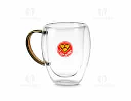 Caneca de vidro borossilicato com parede dupla, resistente a choques térmicos. Design elegante que mantém a temperatura da bebida por mais tempo, sem queimar as mãos. Ideal para bebidas quentes ou frias, possui capacidade de até 350ml. Transparente, moderna e perfeita para uso no dia a dia ou como brinde corporativo.