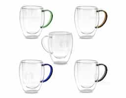 Caneca de vidro borossilicato com parede dupla, resistente a choques térmicos. Design elegante que mantém a temperatura da bebida por mais tempo, sem queimar as mãos. Ideal para bebidas quentes ou frias, possui capacidade de até 350ml. Transparente, moderna e perfeita para uso no dia a dia ou como brinde corporativo.