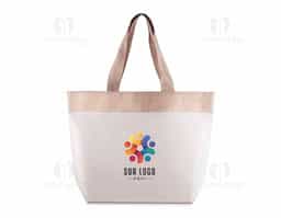 Sacola em algodão cru 220g/m² com detalhe em juta, oferecendo resistência e estilo natural. Conta com alça de 24 cm de altura, ideal para transporte com conforto. Perfeita para uso no dia a dia, eventos, feiras e ações promocionais, é uma opção sustentável e versátil, alinhando praticidade e responsabilidade ambiental.