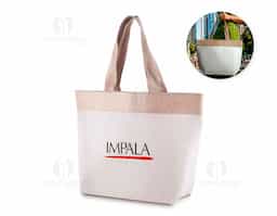 Sacola em algodão cru 220g/m² com detalhe em juta, oferecendo resistência e estilo natural. Conta com alça de 24 cm de altura, ideal para transporte com conforto. Perfeita para uso no dia a dia, eventos, feiras e ações promocionais, é uma opção sustentável e versátil, alinhando praticidade e responsabilidade ambiental.