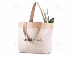Sacola em algodão cru 220g/m² com detalhe em juta, oferecendo resistência e estilo natural. Conta com alça de 24 cm de altura, ideal para transporte com conforto. Perfeita para uso no dia a dia, eventos, feiras e ações promocionais, é uma opção sustentável e versátil, alinhando praticidade e responsabilidade ambiental.