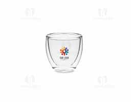 Conjunto com 2 copos de vidro borossilicato com parede dupla, que mantém a temperatura da bebida por mais tempo e evita queimar as mãos. Ideais para café, espresso e bebidas quentes ou frias. Cada copo tem capacidade de até 80ml. Design moderno, resistente a choques térmicos e perfeito para uso diário ou como brinde sofisticado.