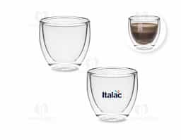 Conjunto com 2 copos de vidro borossilicato com parede dupla, que mantém a temperatura da bebida por mais tempo e evita queimar as mãos. Ideais para café, espresso e bebidas quentes ou frias. Cada copo tem capacidade de até 80ml. Design moderno, resistente a choques térmicos e perfeito para uso diário ou como brinde sofisticado.