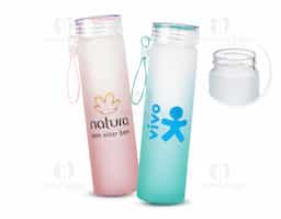 “Garrafa produzida em vidro jateado com acabamento bicolor fosco, moderna e elegante. Possui capacidade de 450ml, ideal para água, sucos ou outras bebidas no dia a dia. Conta com alça de silicone resistente, que facilita o transporte, proporcionando mais praticidade. Produto reutilizável, sustentável e de fácil higienização