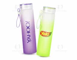 “Garrafa produzida em vidro jateado com acabamento bicolor fosco, moderna e elegante. Possui capacidade de 450ml, ideal para água, sucos ou outras bebidas no dia a dia. Conta com alça de silicone resistente, que facilita o transporte, proporcionando mais praticidade. Produto reutilizável, sustentável e de fácil higienização