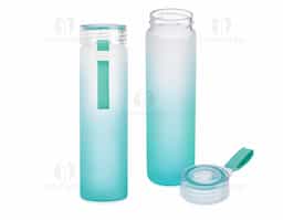 “Garrafa produzida em vidro jateado com acabamento bicolor fosco, moderna e elegante. Possui capacidade de 450ml, ideal para água, sucos ou outras bebidas no dia a dia. Conta com alça de silicone resistente, que facilita o transporte, proporcionando mais praticidade. Produto reutilizável, sustentável e de fácil higienização