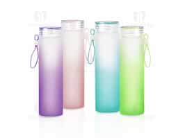 “Garrafa produzida em vidro jateado com acabamento bicolor fosco, moderna e elegante. Possui capacidade de 450ml, ideal para água, sucos ou outras bebidas no dia a dia. Conta com alça de silicone resistente, que facilita o transporte, proporcionando mais praticidade. Produto reutilizável, sustentável e de fácil higienização