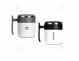 Caneca com design modero, feita em inox e capacidade de até 350ml. Ela possui revestimento externo, alça e tampa de encaixe em plástico, além da base emborrachada antiderrapante para oferecer mais segurança durante seu uso.