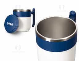 Caneca com design modero, feita em inox e capacidade de até 350ml. Ela possui revestimento externo, alça e tampa de encaixe em plástico, além da base emborrachada antiderrapante para oferecer mais segurança durante seu uso.