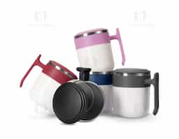 Caneca com design modero, feita em inox e capacidade de até 350ml. Ela possui revestimento externo, alça e tampa de encaixe em plástico, além da base emborrachada antiderrapante para oferecer mais segurança durante seu uso.