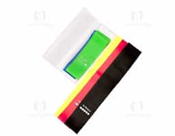 Kit com cinco faixas de borracha com diferentes níveis de resistência, oferecendo a elasticidade ideal para a prática de diversos tipos de atividades físicas. O conjunto acompanha um estojo plástico para guardar as faixas.