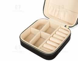 Este porta-joias em couro sintético é uma opção compacta para armazenar objetos menores com segurança. Possui revestimento interno com textura macia e fechamento em zíper, além de três mini ganchos, um bolso com elástico, uma divisória removível com quatro quadrantes e um compartimento estofado com ranhuras.