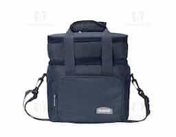 Bolsa térmica em Oxford resistente à água e capacidade máxima de 10 litros. Possui revestimento interno em PEVA, ideal para conservar a temperatura de alimentos e bebidas por mais tempo. Sua tampa apresenta revestimento térmico em folha de alumínio. Além disso, possui compartimento frontal externo e mais dois bolsos laterais em tela de nylon com elástico. Apresenta alças de mão com suporte de juntura e alça transversal removível.