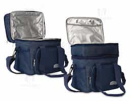 Bolsa térmica em Oxford resistente à água e capacidade máxima de 10 litros. Possui revestimento interno em PEVA, ideal para conservar a temperatura de alimentos e bebidas por mais tempo. Sua tampa apresenta revestimento térmico em folha de alumínio. Além disso, possui compartimento frontal externo e mais dois bolsos laterais em tela de nylon com elástico. Apresenta alças de mão com suporte de juntura e alça transversal removível.