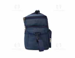 Bolsa térmica em Oxford resistente à água e capacidade máxima de 10 litros. Possui revestimento interno em PEVA, ideal para conservar a temperatura de alimentos e bebidas por mais tempo. Sua tampa apresenta revestimento térmico em folha de alumínio. Além disso, possui compartimento frontal externo e mais dois bolsos laterais em tela de nylon com elástico. Apresenta alças de mão com suporte de juntura e alça transversal removível.