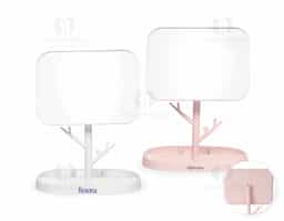 Este espelho de mesa em formato retangular é uma opção funcional e elegante com estrutura em plástico de fácil montagem. Seu pedestal giratório permite o ajuste do espelho em diferentes ângulos e posições. Além disso, contém ganchos laterais e quatro divisórias na base para organizar objetos, ampliando a sua versatilidade.