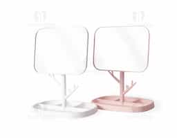 Este espelho de mesa em formato retangular é uma opção funcional e elegante com estrutura em plástico de fácil montagem. Seu pedestal giratório permite o ajuste do espelho em diferentes ângulos e posições. Além disso, contém ganchos laterais e quatro divisórias na base para organizar objetos, ampliando a sua versatilidade.