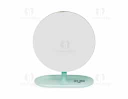 Um espelho de mesa com estilo minimalista que se adapta a diversos ambientes. Possui base fixa e pedestal giratório em 360 graus, ambos feitos em plástico, permitindo uma montagem simples e o ajuste em diferentes ângulos e posições.