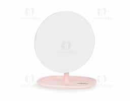 Um espelho de mesa com estilo minimalista que se adapta a diversos ambientes. Possui base fixa e pedestal giratório em 360 graus, ambos feitos em plástico, permitindo uma montagem simples e o ajuste em diferentes ângulos e posições.