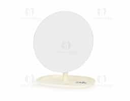 Um espelho de mesa com estilo minimalista que se adapta a diversos ambientes. Possui base fixa e pedestal giratório em 360 graus, ambos feitos em plástico, permitindo uma montagem simples e o ajuste em diferentes ângulos e posições.
