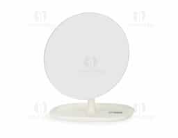 Um espelho de mesa com estilo minimalista que se adapta a diversos ambientes. Possui base fixa e pedestal giratório em 360 graus, ambos feitos em plástico, permitindo uma montagem simples e o ajuste em diferentes ângulos e posições.