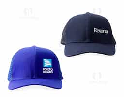 Boné de aba curva feito em poliéster com tela respirável em nylon, garantindo conforto e ventilação. Conta com fecho plástico ajustável na parte traseira. Medidas: altura de 14 cm, aba com 18 cm de largura e 7,3 cm de profundidade. Circunferência de 55,5 cm.








