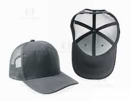Boné de aba curva feito em poliéster com tela respirável em nylon, garantindo conforto e ventilação. Conta com fecho plástico ajustável na parte traseira. Medidas: altura de 14 cm, aba com 18 cm de largura e 7,3 cm de profundidade. Circunferência de 55,5 cm.








