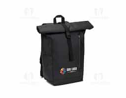 Mochila "Roll top", um design em sistema de fecho que permite enrolar a parte superior até ajustar ao volume da mochila. Composta por poliéster reciclado 600D de alta densidade com revestimento resistente à agua e forro em poliéster reciclado 210D. Possui um compartimento principal com bolso almofadado para notebook até 14", bolsos laterais e um bolso frontal com zíper impermeável. O acesso ao notebook pode ser feito pelo compartimento principal ou na parte posterior através do zíper. A parte posterior em malha incorpora uma alça trolley. Capacidade até 20 L. 270 x 440 x 150 mm
