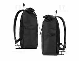 Mochila "Roll top", um design em sistema de fecho que permite enrolar a parte superior até ajustar ao volume da mochila. Composta por poliéster reciclado 600D de alta densidade com revestimento resistente à agua e forro em poliéster reciclado 210D. Possui um compartimento principal com bolso almofadado para notebook até 14", bolsos laterais e um bolso frontal com zíper impermeável. O acesso ao notebook pode ser feito pelo compartimento principal ou na parte posterior através do zíper. A parte posterior em malha incorpora uma alça trolley. Capacidade até 20 L. 270 x 440 x 150 mm