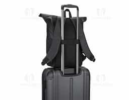 Mochila "Roll top", um design em sistema de fecho que permite enrolar a parte superior até ajustar ao volume da mochila. Composta por poliéster reciclado 600D de alta densidade com revestimento resistente à agua e forro em poliéster reciclado 210D. Possui um compartimento principal com bolso almofadado para notebook até 14", bolsos laterais e um bolso frontal com zíper impermeável. O acesso ao notebook pode ser feito pelo compartimento principal ou na parte posterior através do zíper. A parte posterior em malha incorpora uma alça trolley. Capacidade até 20 L. 270 x 440 x 150 mm