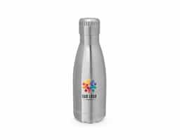 Garrafa térmica para sublimação, fabricada em aço inox com parede dupla e isolamento a vácuo. A tampa possui sistema de vedação que contribui para manter a temperatura por mais tempo. Capacidade de até 380ml.