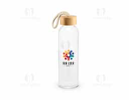 Squeeze para sublimação em vidro, com tampa em bambu. Possui alça na tampa para facilitar o transporte. Capacidade até 500 mL. Fornecido em caixa presente de papel kraft reciclado. Certificação EU Food Grade. A cor e o resultado da impressão nos materiais naturais pode variar entre produtos.