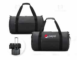 Bolsa esportiva em formato cilíndrico adequado para levar o imprescindível para os seus treinos e atividades. Composto por poliéster reciclado 600D de alta densidade com revestimento resistente à água e forro em poliéster reciclado 210D. Possui um compartimento principal espaçoso para o seu equipamento, um compartimento lateral para sapatos ou sapatilhas e um bolso frontal. Com pegas reforçadas e almofadadas, e uma alça, removível, em webbing com acolchoamento, tornam o transporte desta bolsa mais prática. Na parte posterior, incorpora uma alça para trolley. Os fechos da mochila são impermeáveis garantindo uma maior proteção.