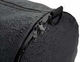 Bolsa esportiva em formato cilíndrico adequado para levar o imprescindível para os seus treinos e atividades. Composto por poliéster reciclado 600D de alta densidade com revestimento resistente à água e forro em poliéster reciclado 210D. Possui um compartimento principal espaçoso para o seu equipamento, um compartimento lateral para sapatos ou sapatilhas e um bolso frontal. Com pegas reforçadas e almofadadas, e uma alça, removível, em webbing com acolchoamento, tornam o transporte desta bolsa mais prática. Na parte posterior, incorpora uma alça para trolley. Os fechos da mochila são impermeáveis garantindo uma maior proteção.