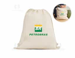 Sacola tipo mochila feita em 100% algodão orgânico (140 g/m²), unindo praticidade e sustentabilidade. Possui alças em algodão que também funcionam como cordão de fechamento, garantindo segurança e conforto no uso diário. Ideal para ações ecológicas, eventos ou uso pessoal com estilo consciente.