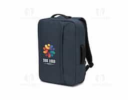 Mochila para notebook em poliéster reciclado 300D de alta densidade e forro em poliéster reciclado 190T. Possui um compartimento principal para notebook até 15.6" que pode ser totalmente aberto, possibilitando um acesso mais descomplicado, e um bolso frontal de grande dimensão. A mochila também pode ser utilizada como pasta graças à sua pega lateral e o seu formato compacto. A parte posterior em malha incorpora uma alça para trolley.