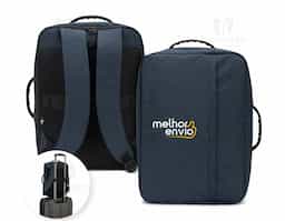 Mochila para notebook em poliéster reciclado 300D de alta densidade e forro em poliéster reciclado 190T. Possui um compartimento principal para notebook até 15.6" que pode ser totalmente aberto, possibilitando um acesso mais descomplicado, e um bolso frontal de grande dimensão. A mochila também pode ser utilizada como pasta graças à sua pega lateral e o seu formato compacto. A parte posterior em malha incorpora uma alça para trolley.