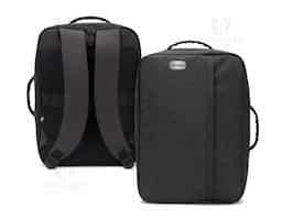 Mochila para notebook em poliéster reciclado 300D de alta densidade e forro em poliéster reciclado 190T. Possui um compartimento principal para notebook até 15.6" que pode ser totalmente aberto, possibilitando um acesso mais descomplicado, e um bolso frontal de grande dimensão. A mochila também pode ser utilizada como pasta graças à sua pega lateral e o seu formato compacto. A parte posterior em malha incorpora uma alça para trolley.