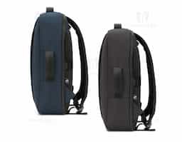 Mochila para notebook em poliéster reciclado 300D de alta densidade e forro em poliéster reciclado 190T. Possui um compartimento principal para notebook até 15.6" que pode ser totalmente aberto, possibilitando um acesso mais descomplicado, e um bolso frontal de grande dimensão. A mochila também pode ser utilizada como pasta graças à sua pega lateral e o seu formato compacto. A parte posterior em malha incorpora uma alça para trolley.