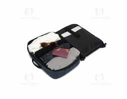 Mochila para notebook em poliéster reciclado 300D de alta densidade e forro em poliéster reciclado 190T. Possui um compartimento principal para notebook até 15.6" que pode ser totalmente aberto, possibilitando um acesso mais descomplicado, e um bolso frontal de grande dimensão. A mochila também pode ser utilizada como pasta graças à sua pega lateral e o seu formato compacto. A parte posterior em malha incorpora uma alça para trolley.