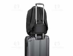 Mochila antirroubo em poliéster reciclado 600D com detalhes em PU e interior em poliéster reciclado 210D. Resistente à água, conta com compartimento principal com bolsos almofadados para notebook até 17.3" e tablet até 10.5", além de compartimentos laterais e frontais. Parte traseira acolchoada, pega superior e alça para trolley. Capacidade até 20 L.